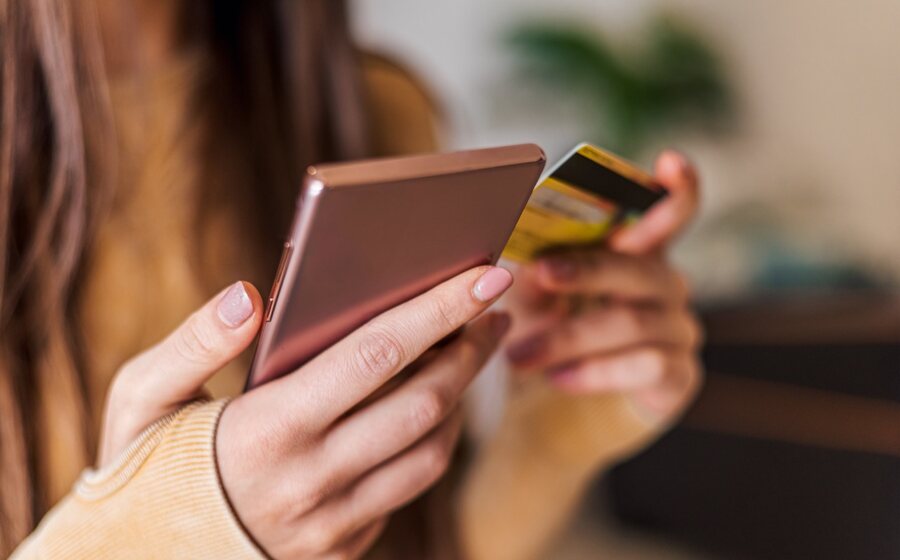 Pagando con tarjeta desde el teléfono